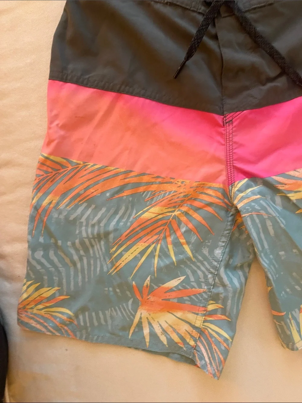 Quiksilver Size 28/14 Tropical Swim Trunks in Black, Pink & Teal